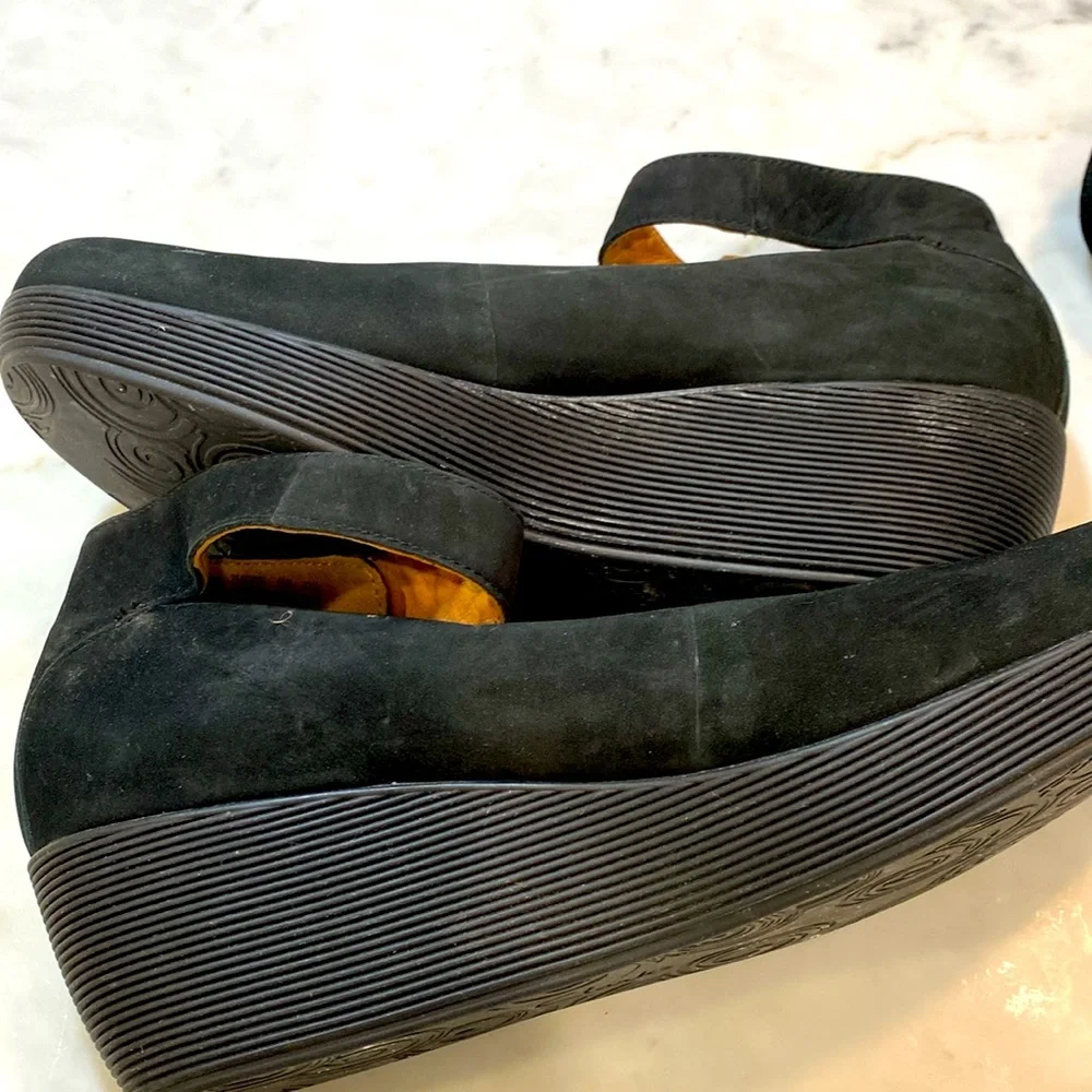 Clarks black closed toed shoes size 10 - Picture 3 of 10